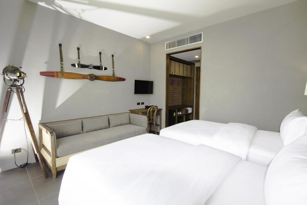 Deluxe Room at Marina Express Aviator Hotel Phuket Airport Design 2